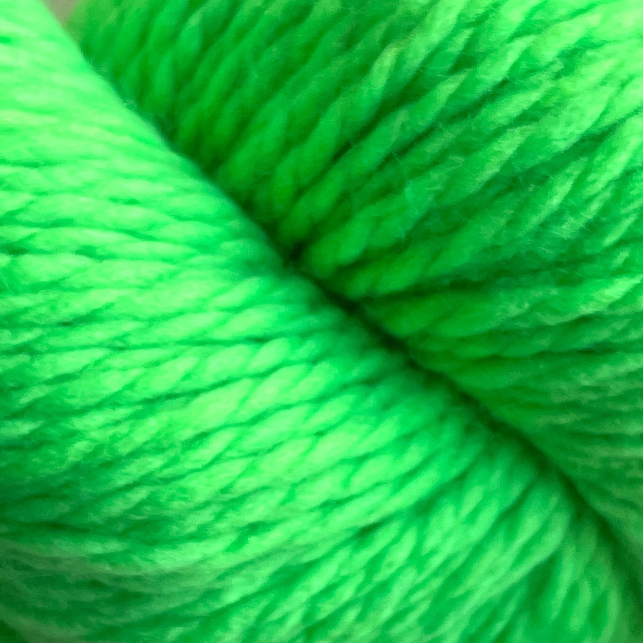 128 Superwash / 387 Highlighter Green