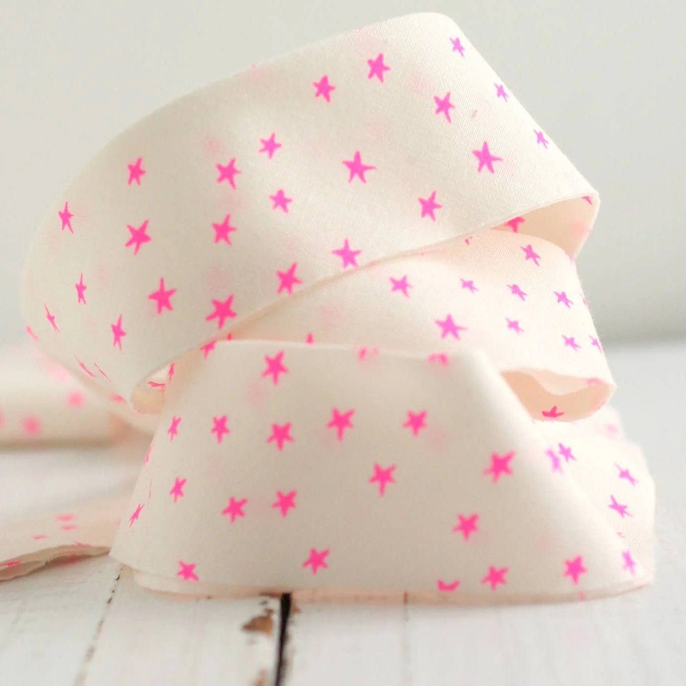 2.5" Bias Quilt Binding / Mini Starry Neon Pink