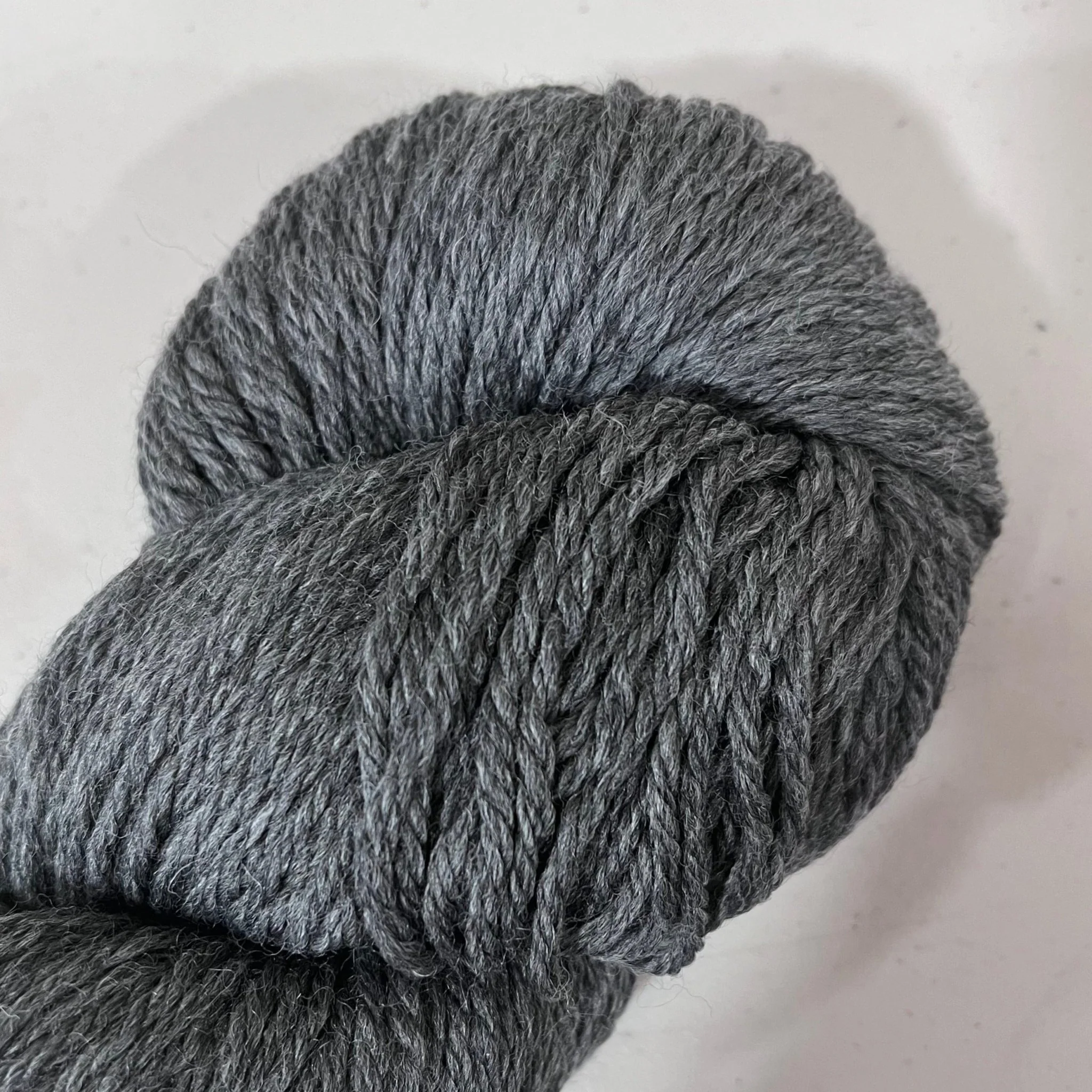 220 Superwash Aran / 900 Charcoal