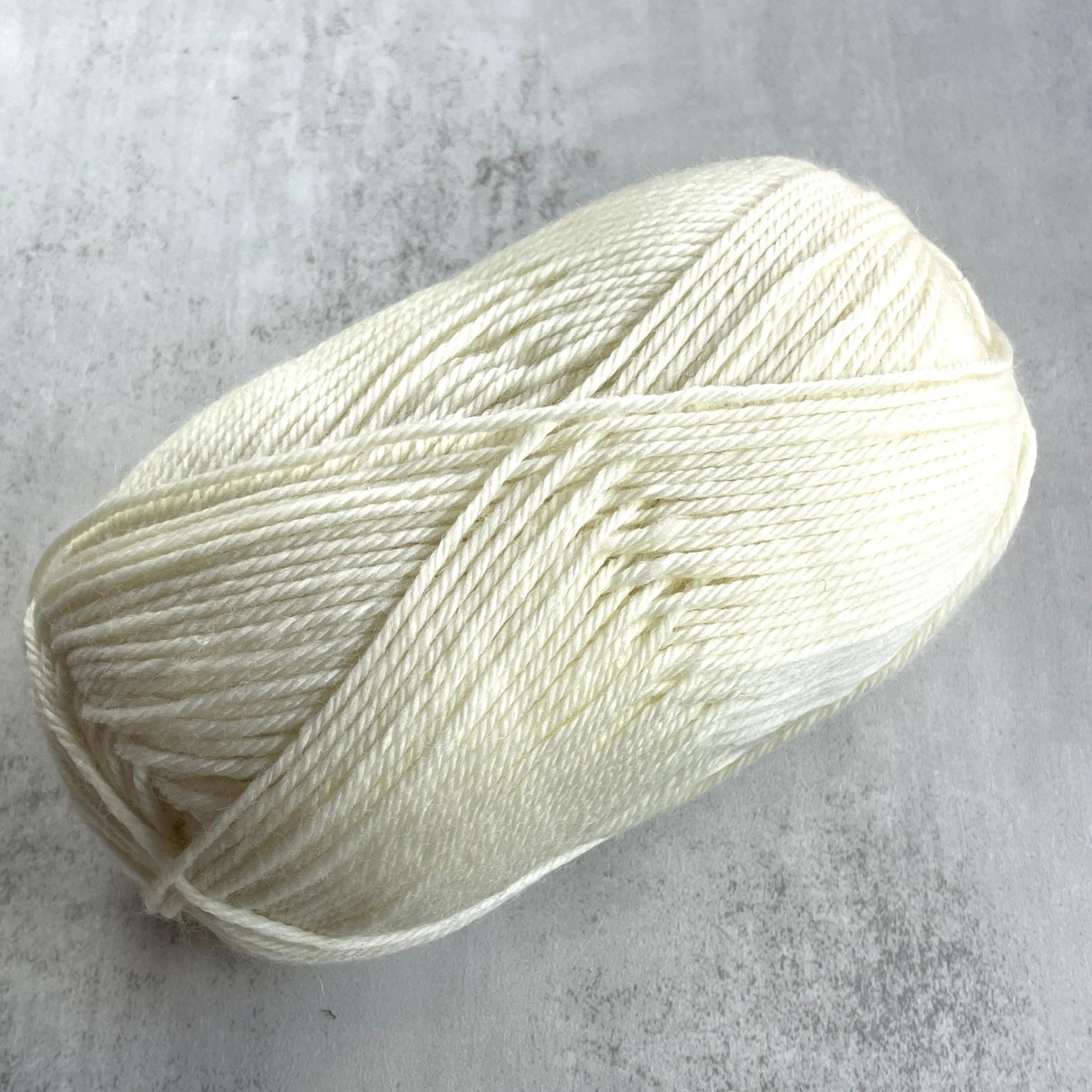 220 Superwash Merino / 01 Cream