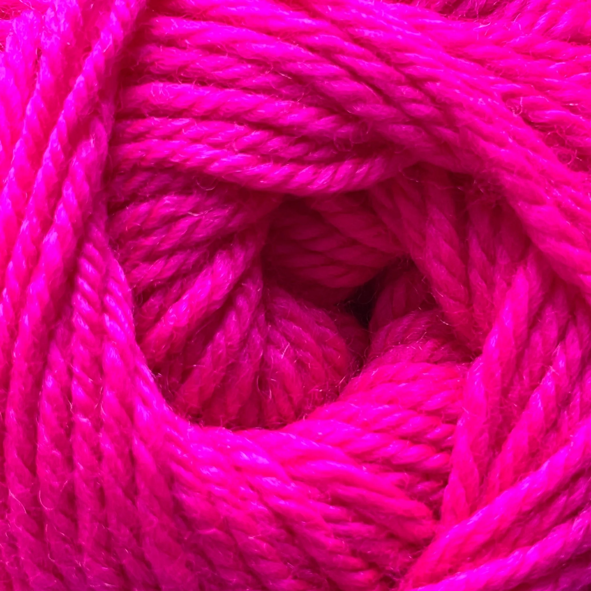 220 Superwash Merino / 137 Highlighter Magenta