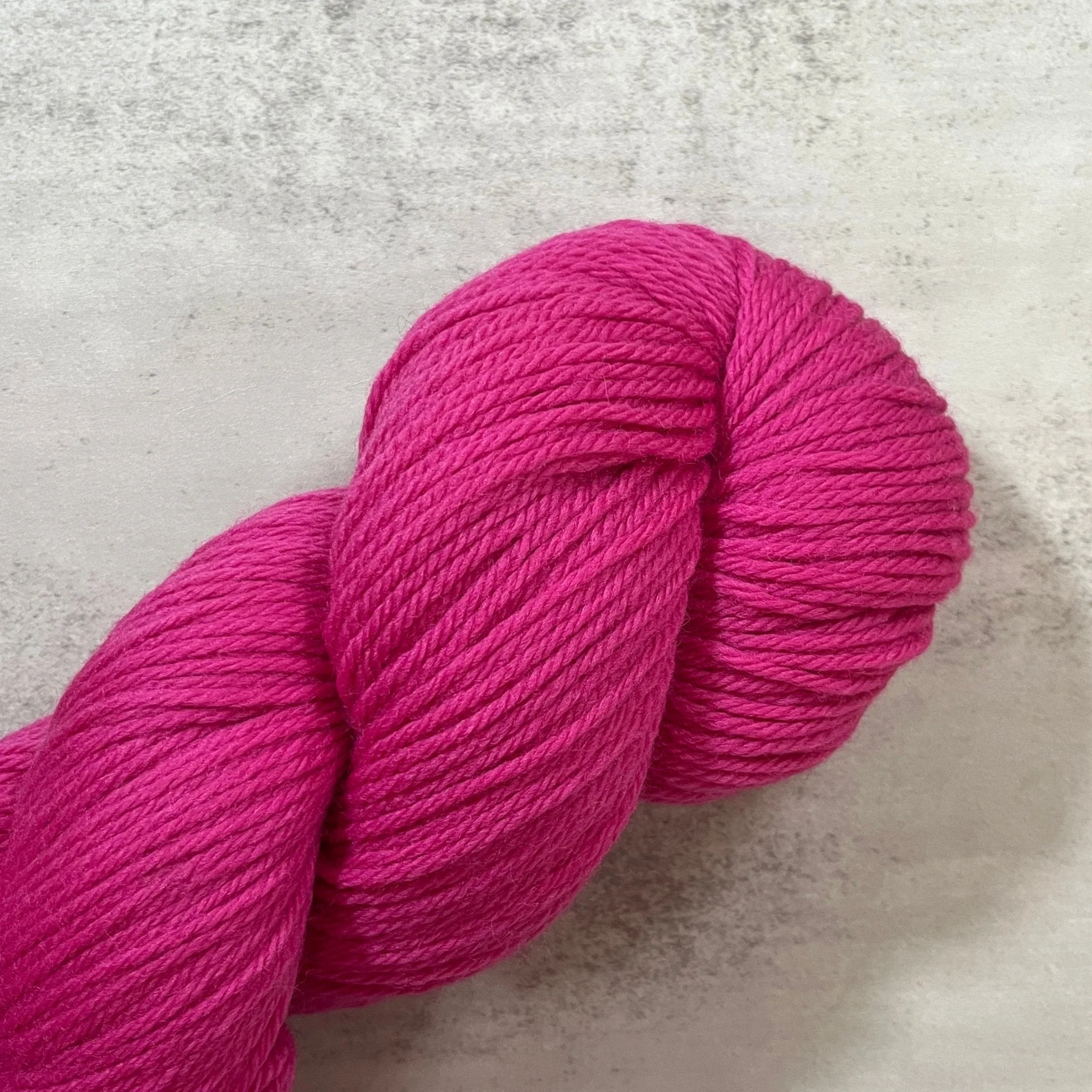 Cascade 220 / 9469 Hot Pink