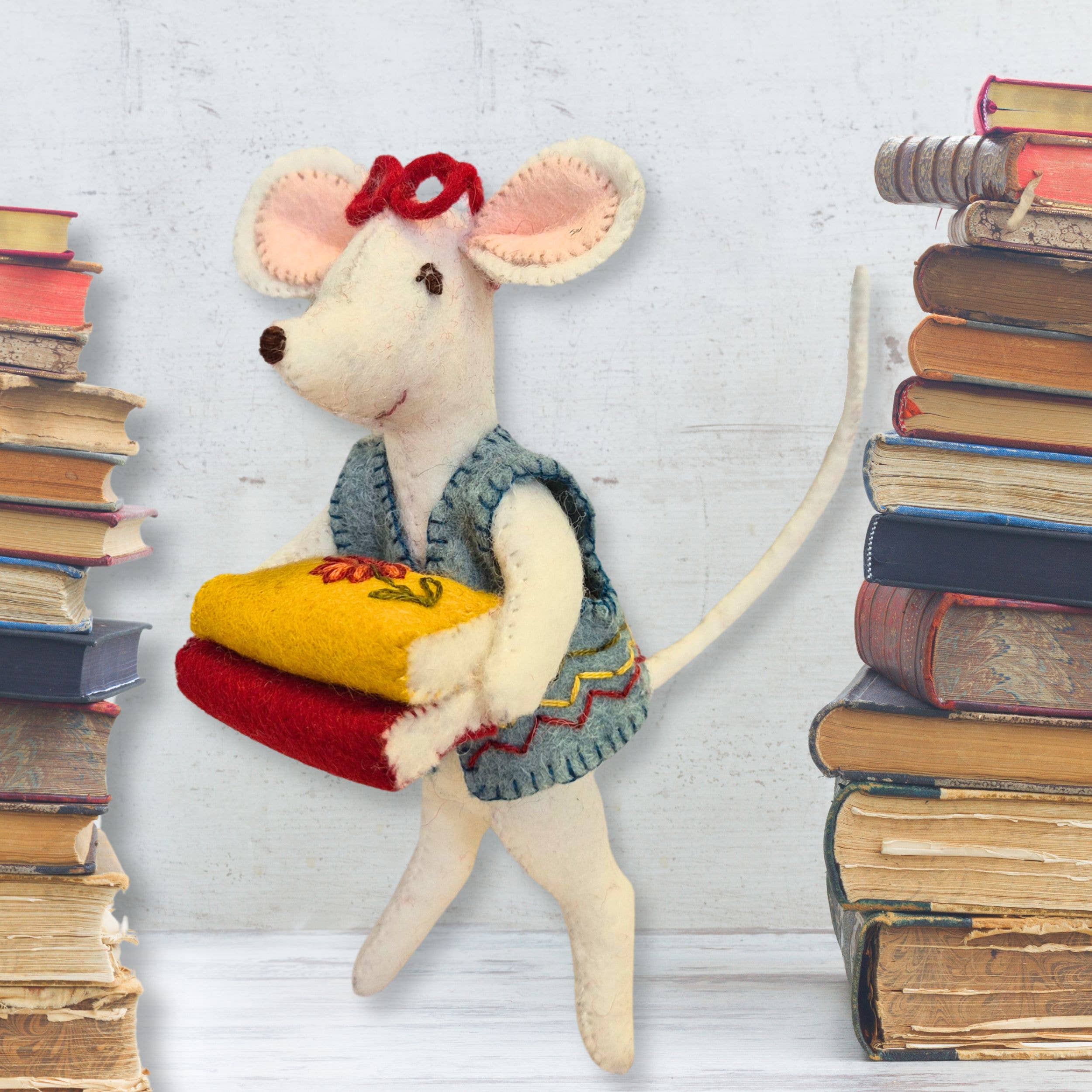 Little Mouse The Librarian Felt Craft Mini Kit - Image 2
