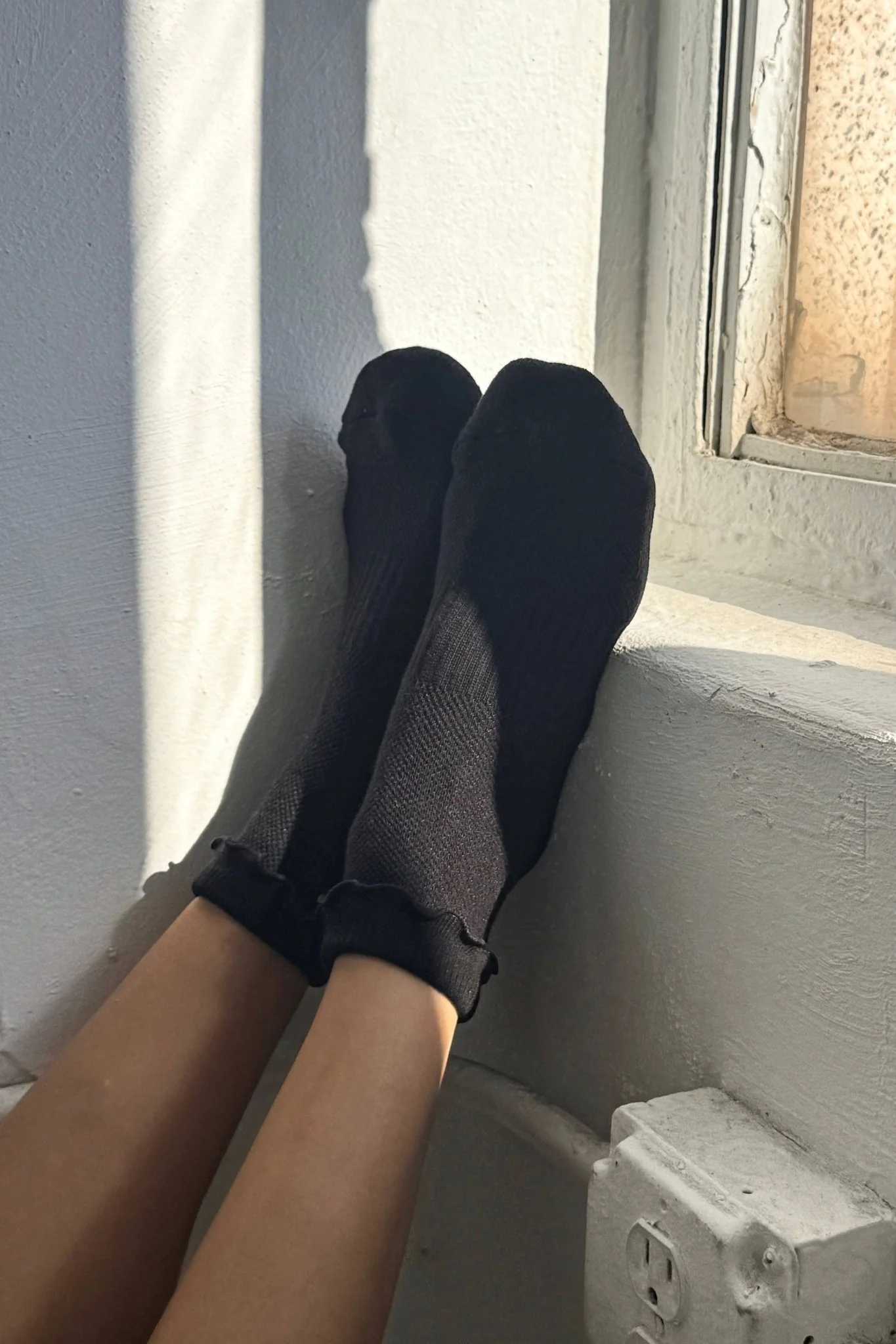 Ruffled Hugger Crew Socks / Black - Image 2